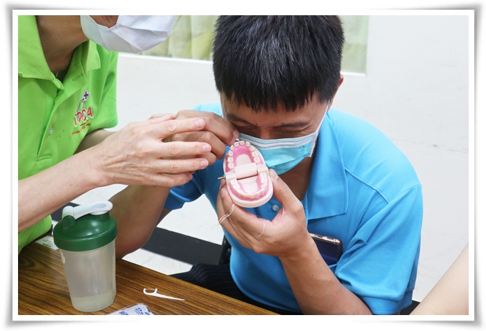 參與課程的視障爸爸黃昶豪，認真學習牙縫清潔的操作，希望能改善自己的牙口狀況，也能幫助孩子把關牙齒健康。