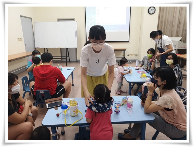 楊立韻老師(中)分享她第一個手作教具重力毯，讓孩子和家長彼此體驗