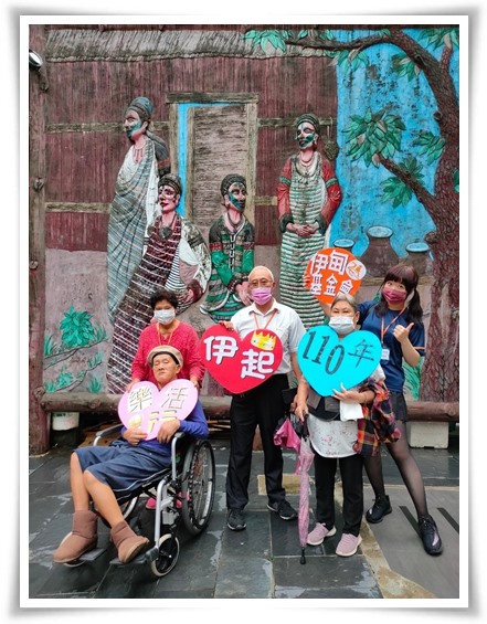 伊甸為服務對象及其照顧者規劃無障礙旅遊行程，在烏來泰雅民族博物館中，看見及瞭解台灣不同文化的風俗民情。