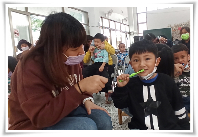 幼童和家長一起學習正確刷牙方法