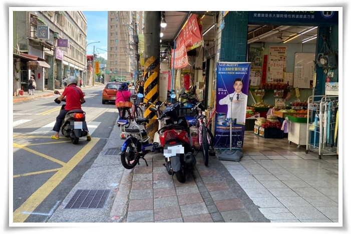 台灣騎樓通道狹窄又常有機車違停，讓輪椅族難以通行，只能開上馬路與車爭道。