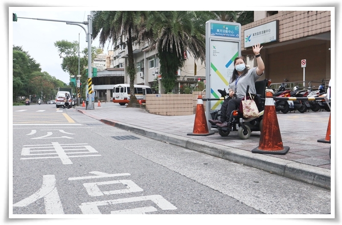 公車亭與地面有高地差，輪椅族代表涂麗茹呼籲民眾不要違規佔用，讓公車能靠近停靠，方便輪椅族上下車。