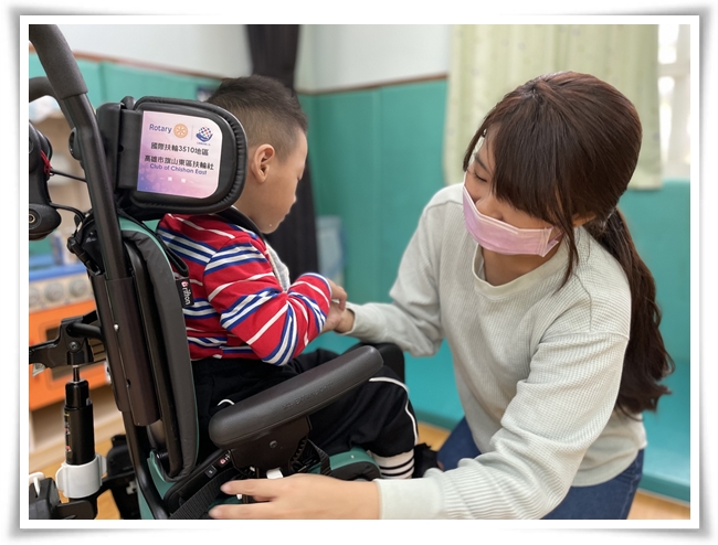 新型的學習椅具有更充足的擺位系統，能降低孩童關節變形風險