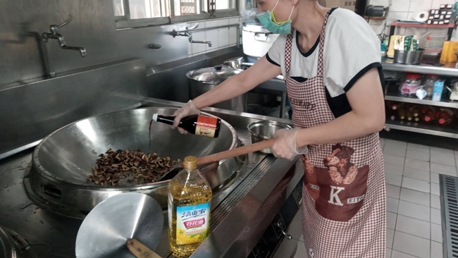 各項民生物資由中央廚房烹煮飲食供住民食用