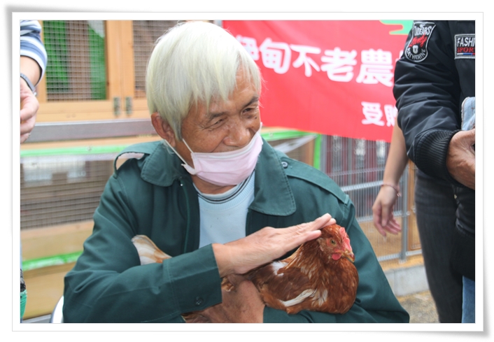 藉由輔療雞的陪伴與協助，幫助長者減緩失智、失能的速度，並提升認知能力。