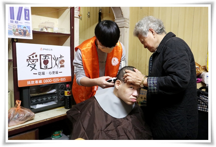 伊甸特地安排義剪志工，親自前往家中為尹小弟剪髮打理面容。