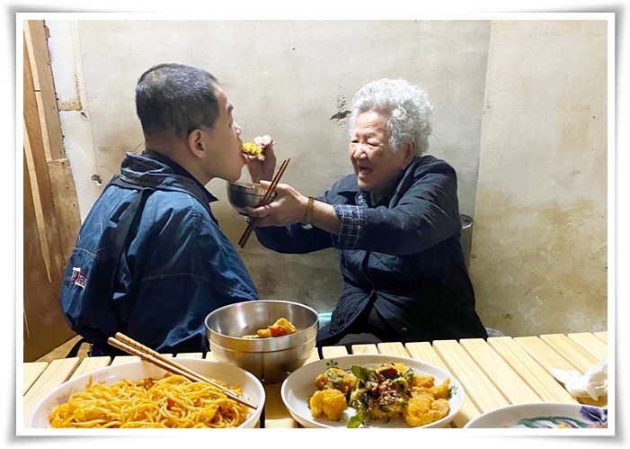 尹媽媽獨自照顧身障兒多年，感謝伊甸幫助與陪伴，讓她能與孩子開心圍爐，吃到熱騰騰的豐盛佳餚。