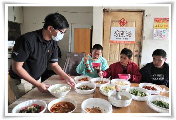 伊甸社工準備了豐盛的海陸饗宴，讓不擅烹飪、三餐外食的阿文與媽媽、哥哥三人臉上都露出久違的笑容