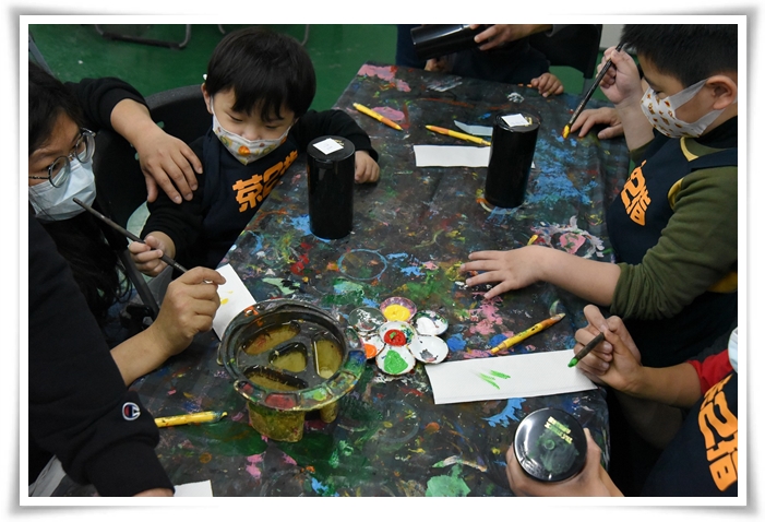 孩子們開心彩繪，製作自己專屬的茶罐