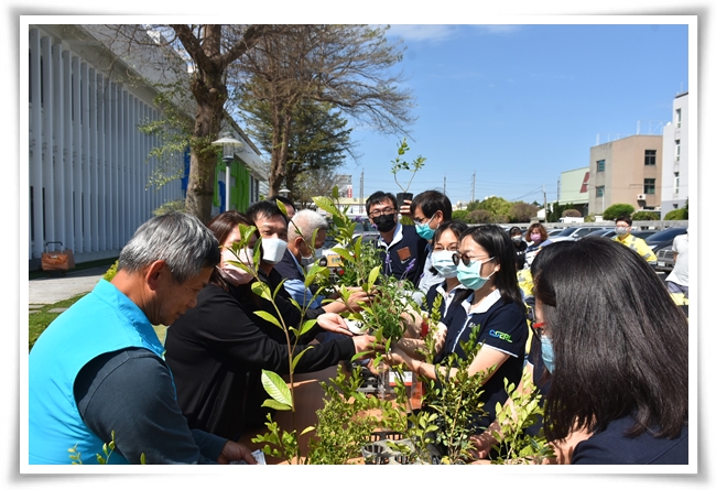 「森活．愛無限」植樹計畫，用發票換樹苗／花苗，象徵愛心深植人心