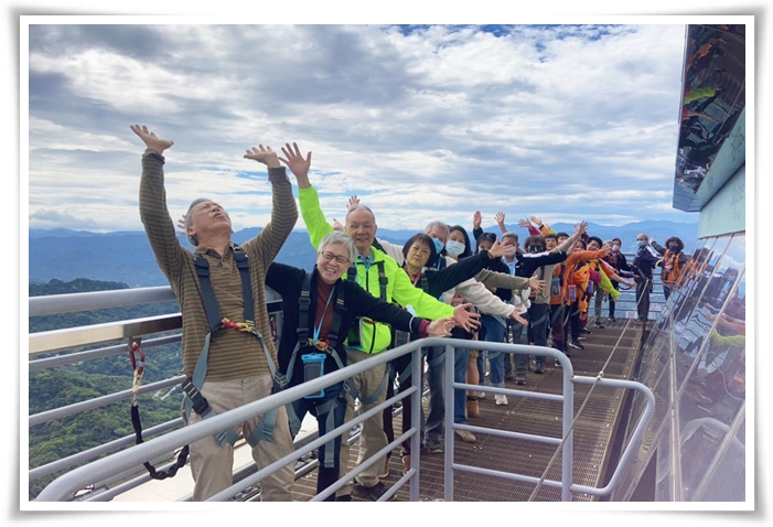 伊甸帶19位視障朋友與家人們登上台北101最高天空步道，開心體驗高空的雲端漫步之旅。