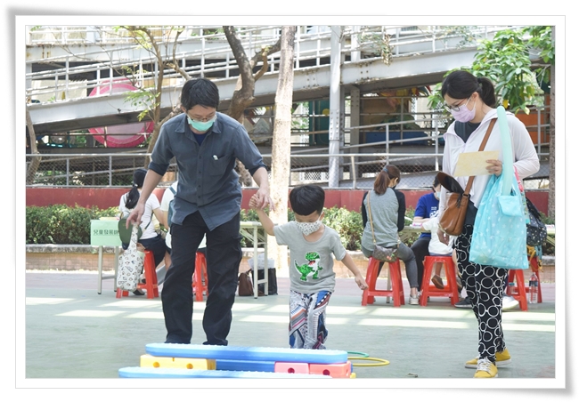 伊甸基金會在鳳山青年公園辦兒童成長展篩檢活動吸引取多家長攜孩子一起參加