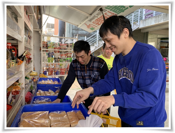 活動期間至美威鮭魚門市，愛心認購「公益產品組」，幫助身心障礙朋友攝取足夠營養。