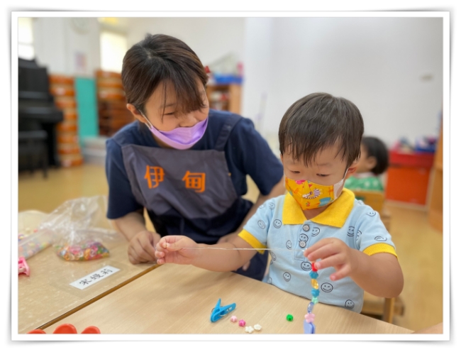 慢飛天使小理手做母親節項鍊要送給媽媽