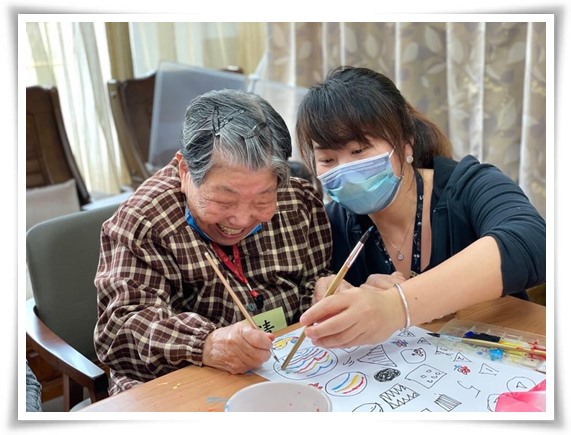 為提高長輩參與活動的意願，在規劃及安排活動時，會以長輩的興趣、背景及能力來考量。