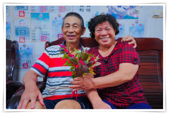 屏東縣東港鎮退休企業家楊坤池因病辭世，和妻子楊張美珠投入志工行列，鶼鰈情深 