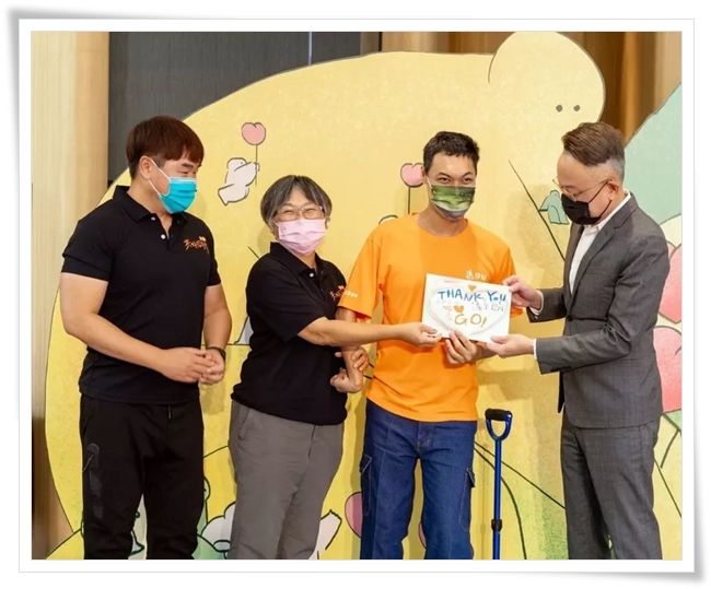 腦麻青年冠廷(右二)親作禮物送給清景麟建築團隊董事長林聰麟(右)，表達感謝