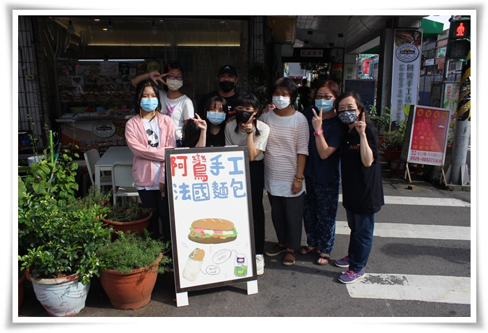 在妙音、芳惠老師的指導下，學員們順利完成彩繪招牌的任務，為店家添新意。