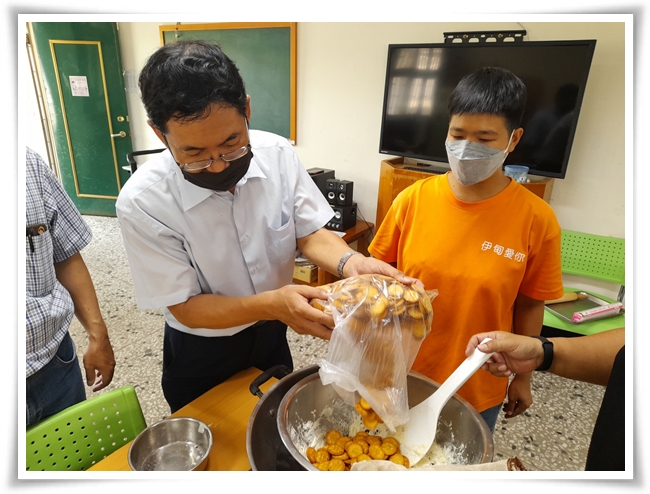 華東科技經理王文宗(左1)和身障者一起製作雪Q餅