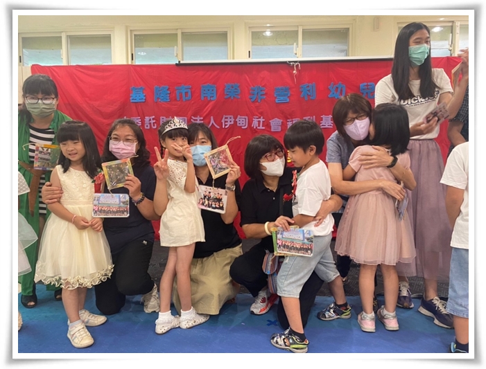 伊甸慢飛天使換上漂亮帥氣的衣服，收穫著滿滿愛與祝福畢業囉！