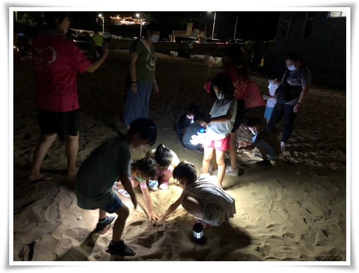 宿營晚上特地帶孩子們到海岸的沙灘玩沙、尋找寶物。