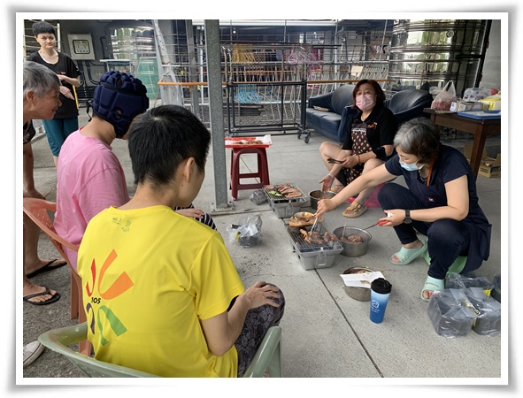 伊甸宜蘭教養院住民與服務人員共度中秋烤肉活動，享受烤肉樂趣，緩解對家人的思念。