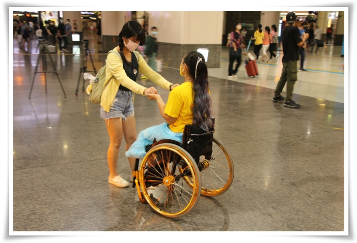 透過輪椅舞蹈體驗活動，讓民眾更認識身障朋友，同時也能體會到外出的不便。
