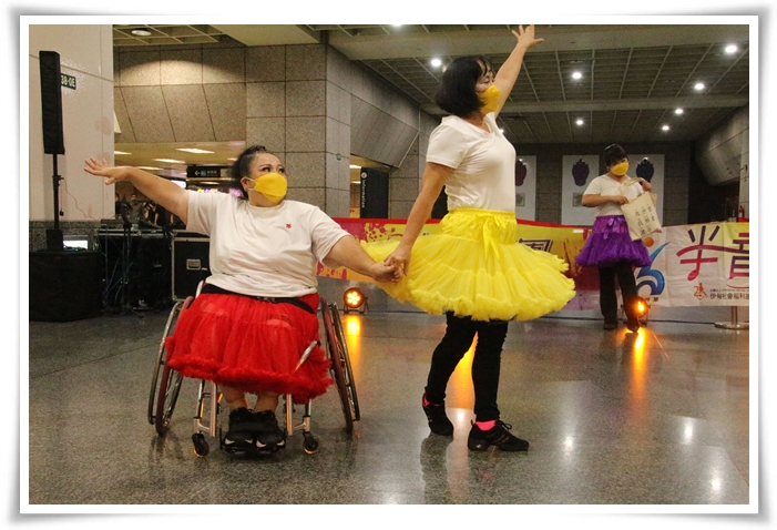 鳳梅姐（圖左）從舞蹈中找回自信，在舞台上散發獨特生命色彩。