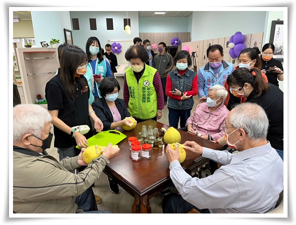衛生局局長陳潤秋至伊甸參與開幕並陪伴長輩們一起參與製作柚子清潔劑，體驗DIY的樂趣