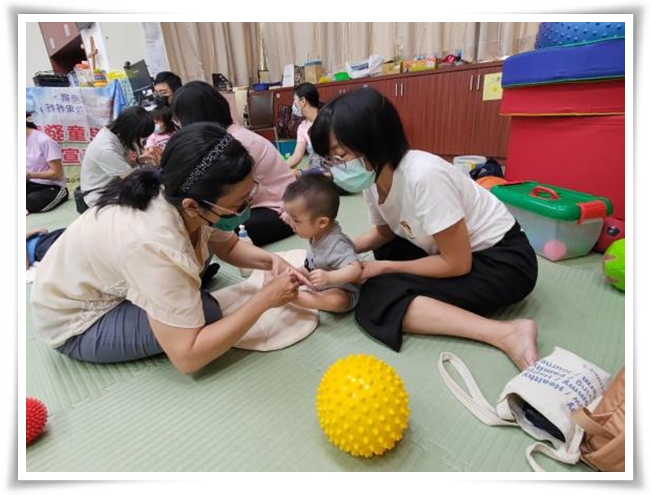 家長和幼兒一起享受親子按摩時光