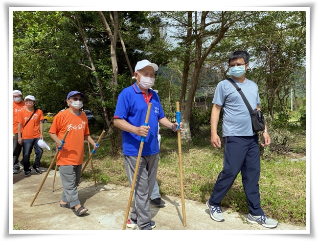 東河日照的86歲水池阿公今也手持健走杖，一同參與活動