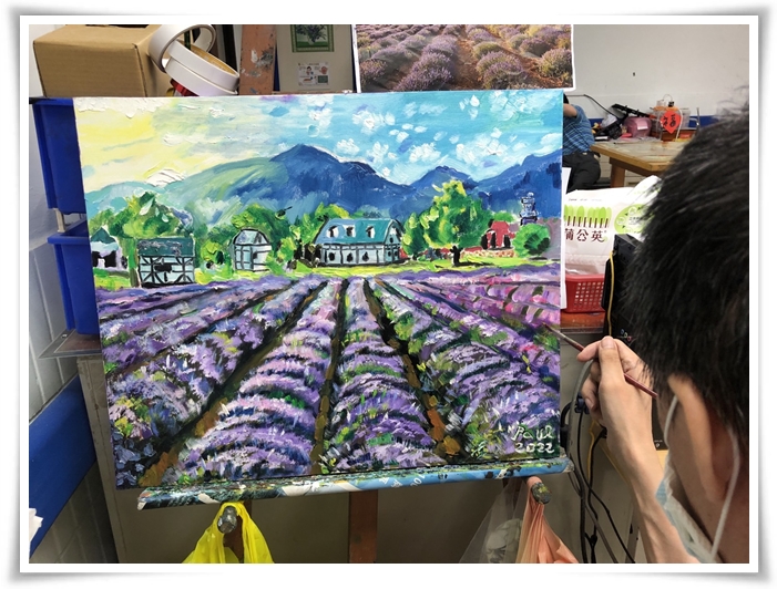 此次的「薰衣草農場」是由伊甸萬芳啟能中心美術班成員志忠所繪畫的。