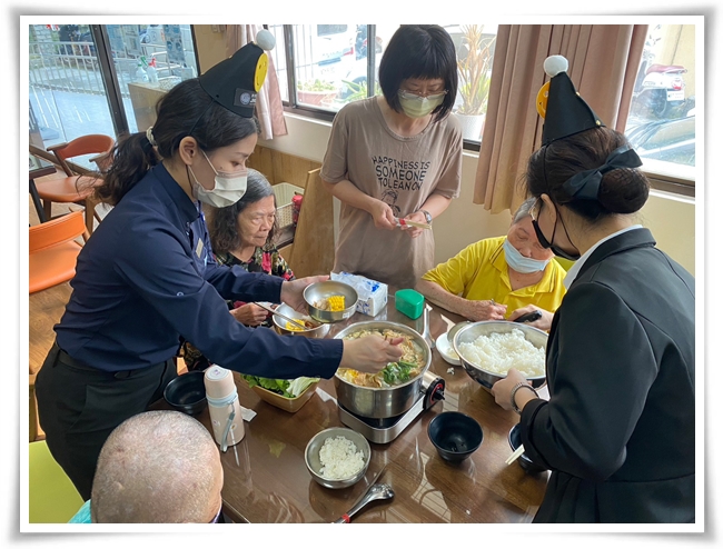 築間餐飲集團志工夥伴陪伴長輩煮火鍋、吃火鍋