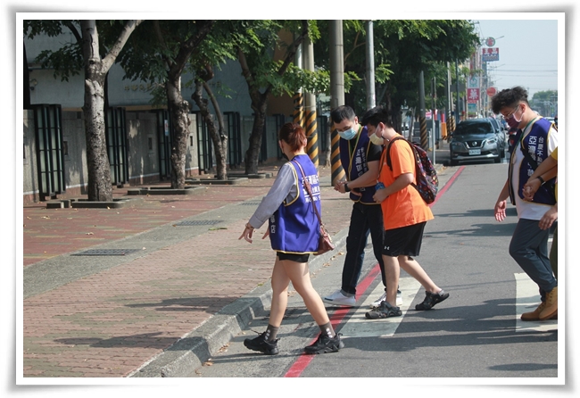 企業志工協助身障朋友過馬路