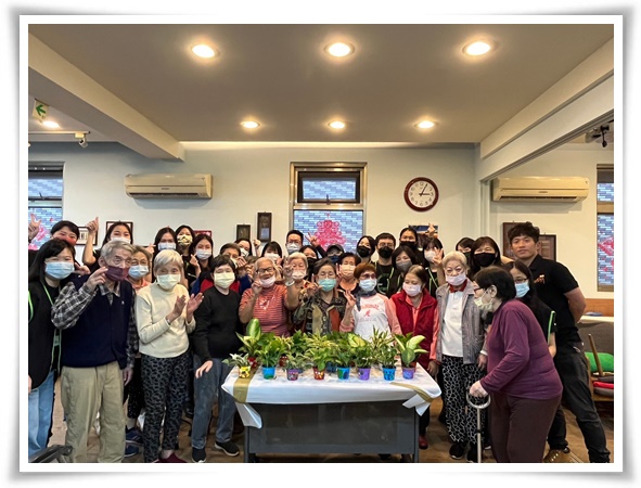 今(25)日20位志工至伊甸鶯歌托老中心除了打造快樂花園，也帶領長輩彩繪盆栽、料理佳餚、共享美味，一起共度美好一天.JPG