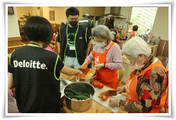 志工們與伊甸鶯歌大湖托老中心的長輩們一起料理美食。