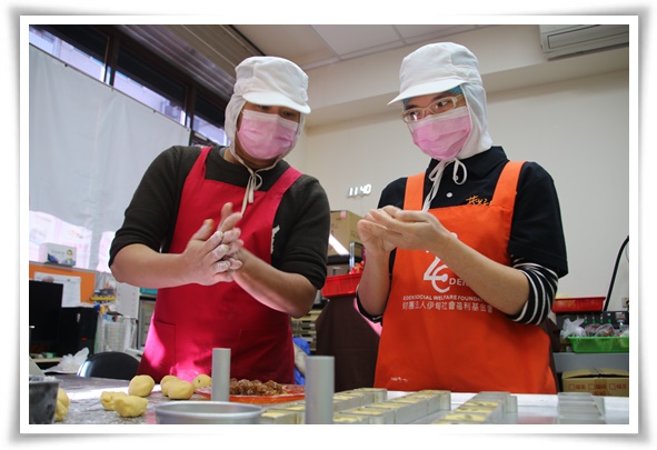 庇護員工小郁(右)在技術輔導員的指導下，製作嚴選宜蘭在地小農食材的招牌新品「金棗酥」。