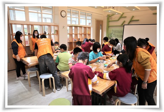 彭福小作所的身障學員擔任小老師，協助彭福國小的特教生體驗手作薑餅屋，希望透過活動的參與，增進其社交能力與社會參與的機會。