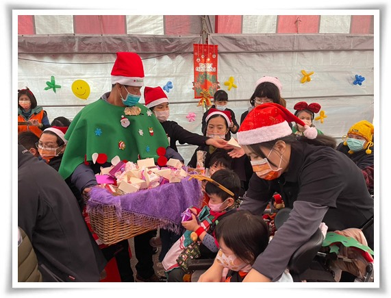 由中心住民扮成聖誕老公公發送禮物給現場參與活動者