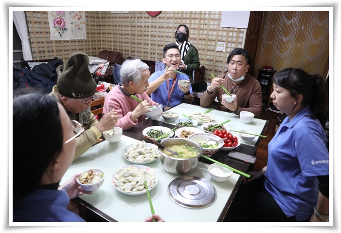透過伊甸愛圍爐，讓李敏姑可以吃到熱騰騰的年菜，享受圍爐的氣氛。