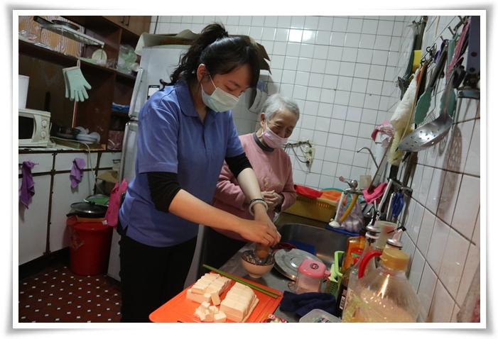 伊甸愛圍爐活動中，也讓李敏姑來到廚房協助備餐。