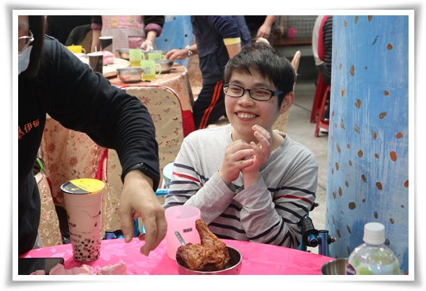 宜蘭教養院今(12)舉辦「愛．圍爐」，住民庭庭開心享用美味豐富的年菜。