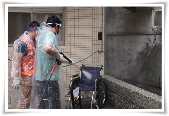 志工們帶領家園住民一起為鄰近養護中心清洗輔具，回饋鄰里