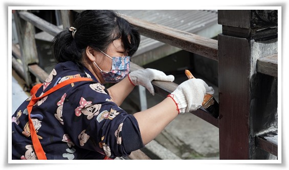 家園住民小珊一起粉刷欄杆，為家園妝點新裝