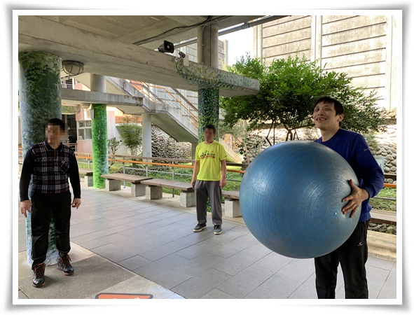 伊甸宜蘭教養院規劃各式運動課程，讓住民活絡筋骨，延續身體機能，其中大龍球是阿寶最喜歡的活動之一。