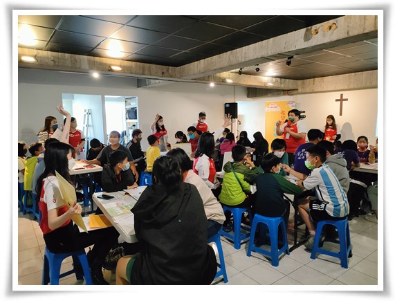滙豐台灣攜手天下雜誌教育基金會一同舉辦理財活動，帶領伊甸象圈合作單位共逾30位兒少學習金融理財。