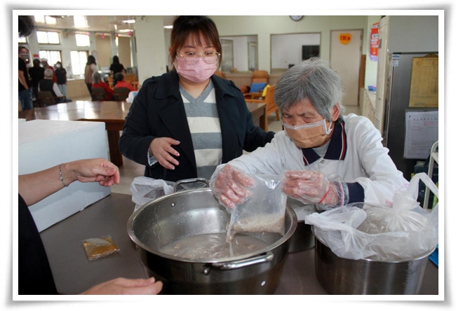 喜歡料理的黃陳水綿阿嬤(右)幫忙將材料到入鍋中