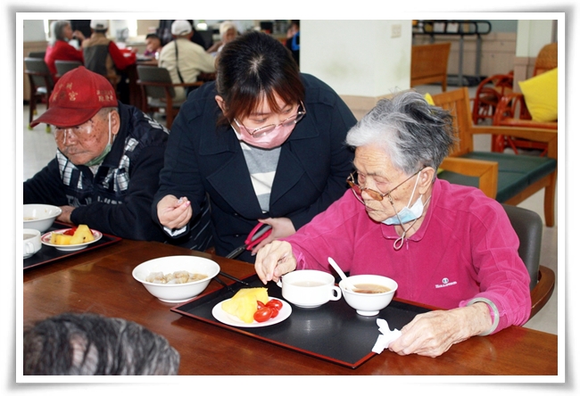 蒸荐康楊怡筑為97歲長者陳壽阿嬤剪碎肉圓