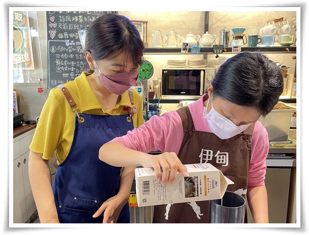 小婷(右)熟練地調配咖啡飲品