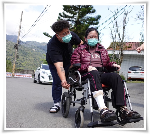 雅雯在伊甸社工協助下坐上清潔乾淨的輪椅，至戶外享受溫暖陽光。